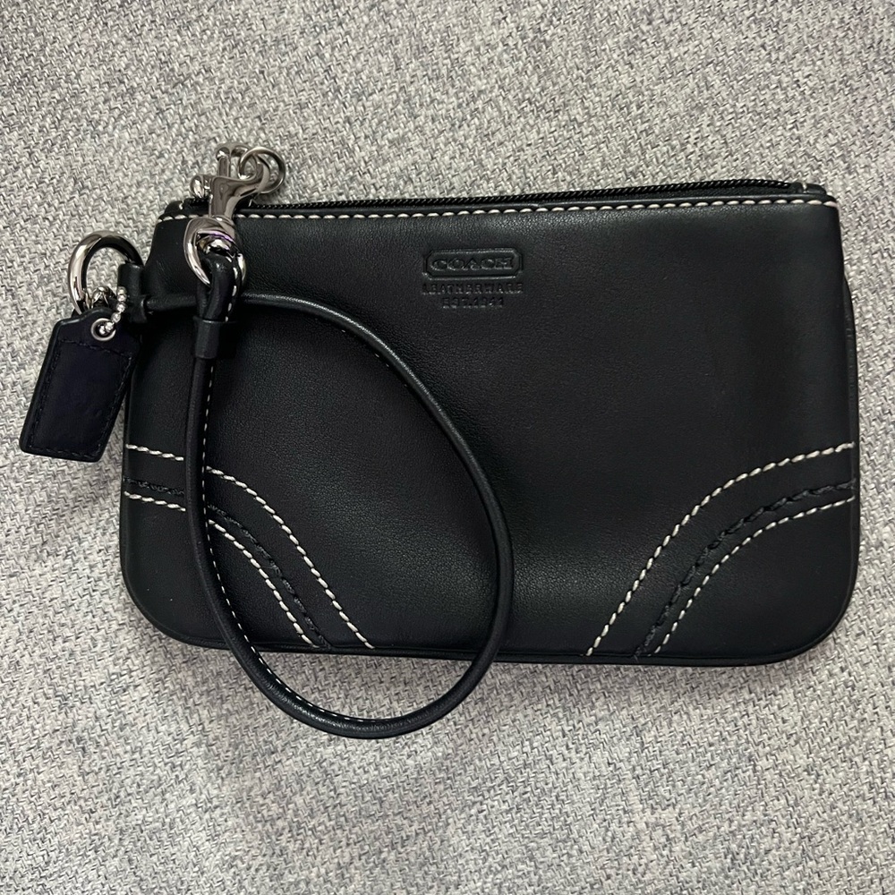 🆕 Coach black leatherware wristlet